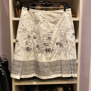 Adorable white skirt with black floral print Loft